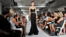 Una modelo luce sobre la pasarela uno de los diseños de Oscar de la Renta. Foto: EFE title=