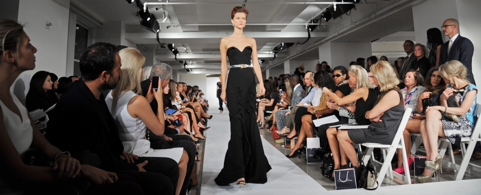 Una modelo luce sobre la pasarela uno de los diseños de Oscar de la Renta. Foto: EFE