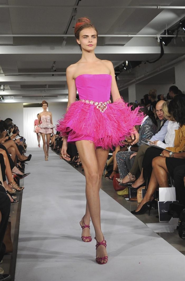 Una modelo luce sobre la pasarela uno de los diseños de Oscar de la Renta. Foto: EFE