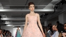 Una modelo luce sobre la pasarela uno de los diseños de Oscar de la Renta. Foto: EFE title=