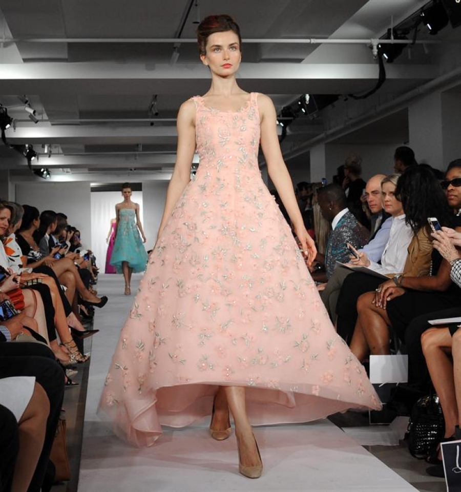 Una modelo luce sobre la pasarela uno de los diseños de Oscar de la Renta. Foto: EFE