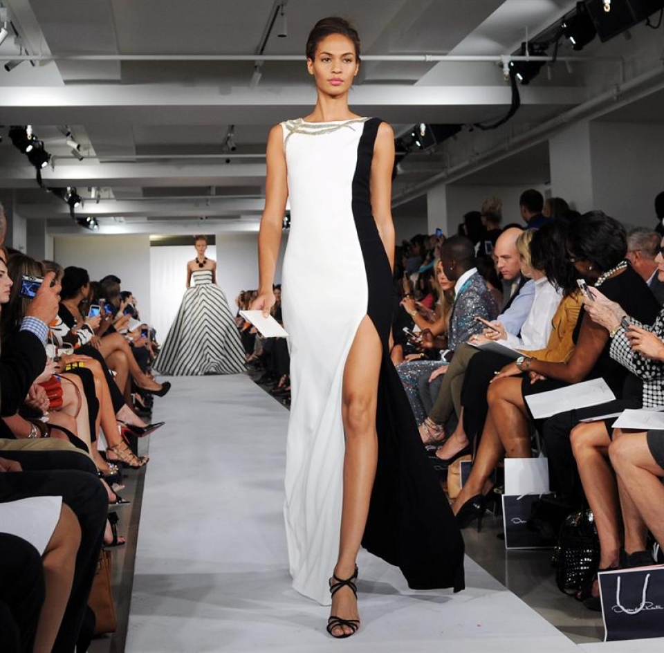Una modelo luce sobre la pasarela uno de los diseños de Oscar de la Renta. Foto: EFE