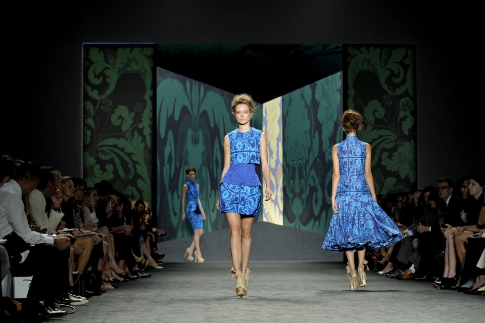 Una modelo con uno de los diseños de Vera Wang. Foto: EFE