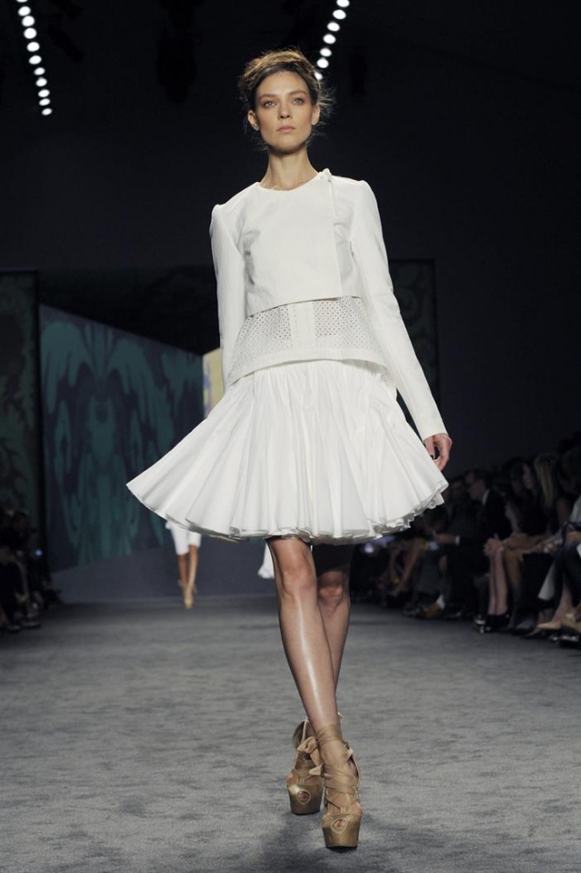 Una modelo con uno de los diseños de Vera Wang. Foto: EFE