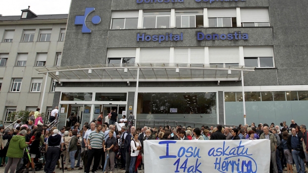 Concentración de apoyo a Uribetxebarria, en el Hospital Donostia. Foto: EITB.