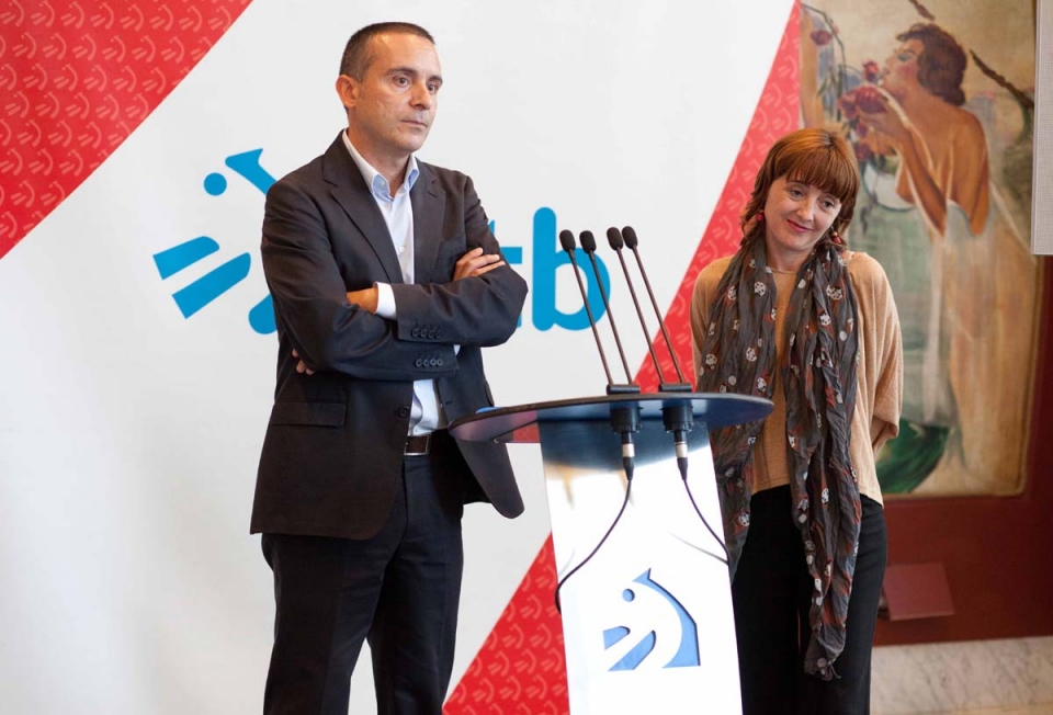 Joselu Blanco (ETB)  eta Olatz Beobide (Goenkaleko zuzendaria). Argazkia: EITB