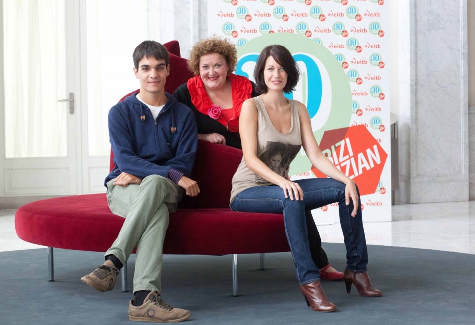 Eneko Sagardoy, Karmele Larrinaga eta Naiara Arnedo. Argazkia: EITB