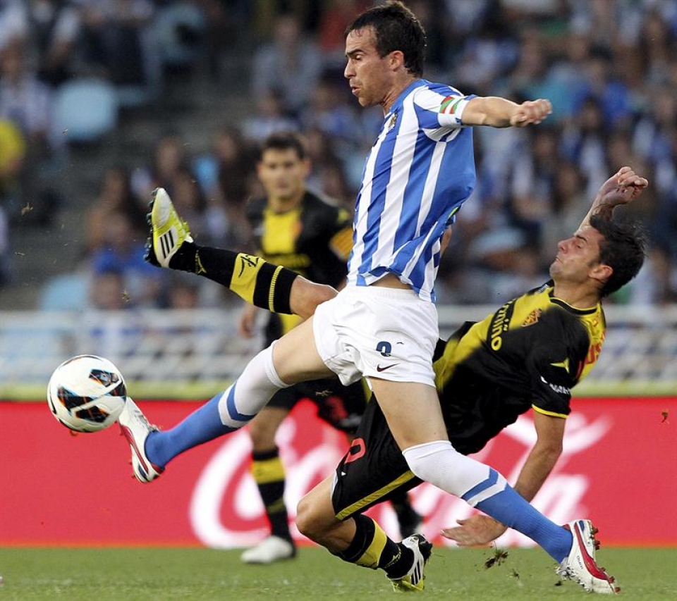 Mikel González se anticipa a los rivales. Foto: EFE