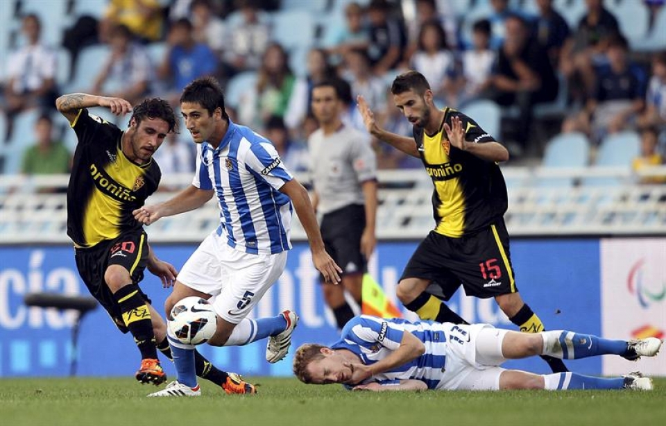 Markel Bergara con el balón, mientras Zurutuza está en el suelo. Foto: EFE