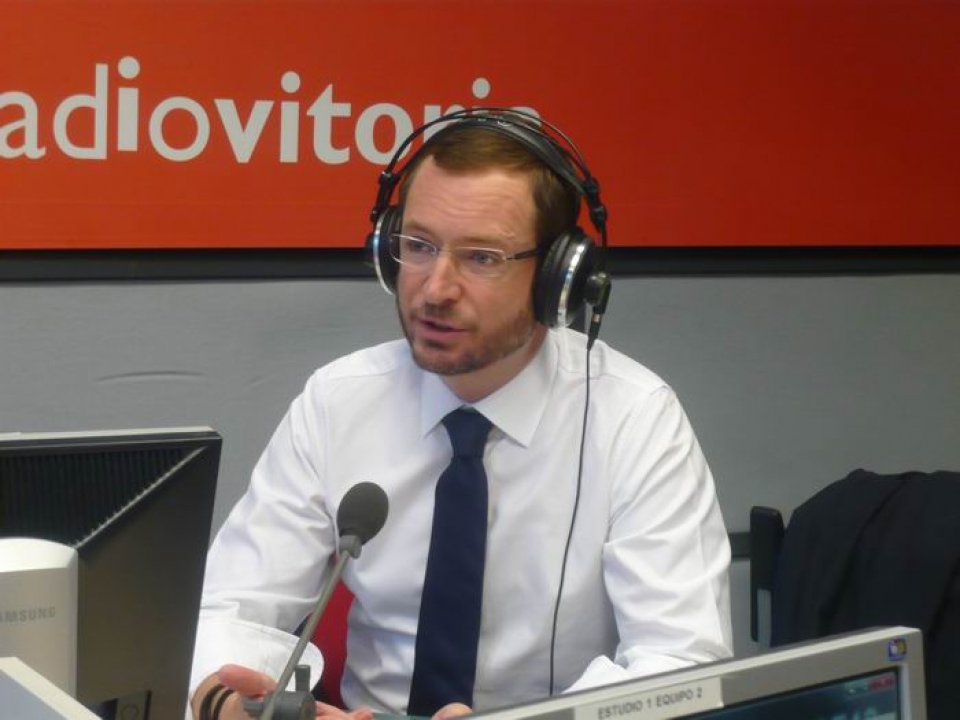 Javier Maroto, en una entrevisa en Radio Vitoria. EiTB