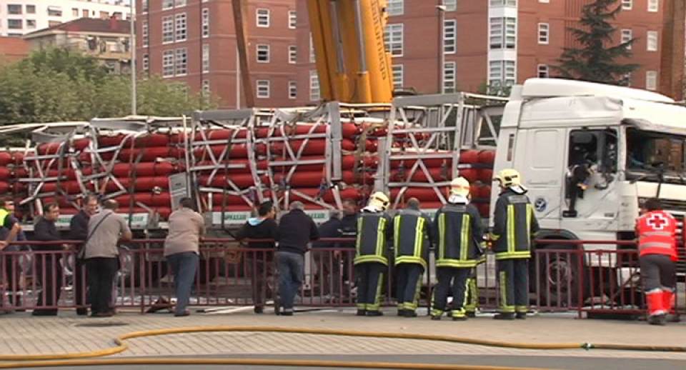 Las gruas retiran el camión accidentado. Foto: EITB