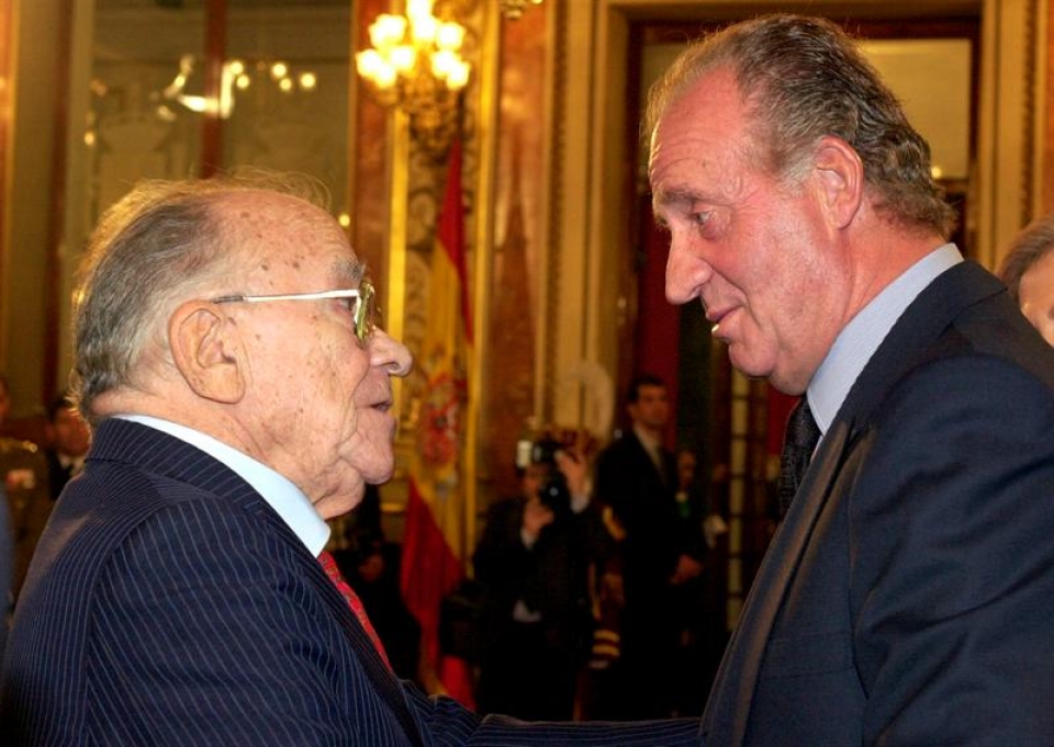 Santiago Carrillo eta Juan Carlos erregea 2000. urtean. Argazkia: EFE