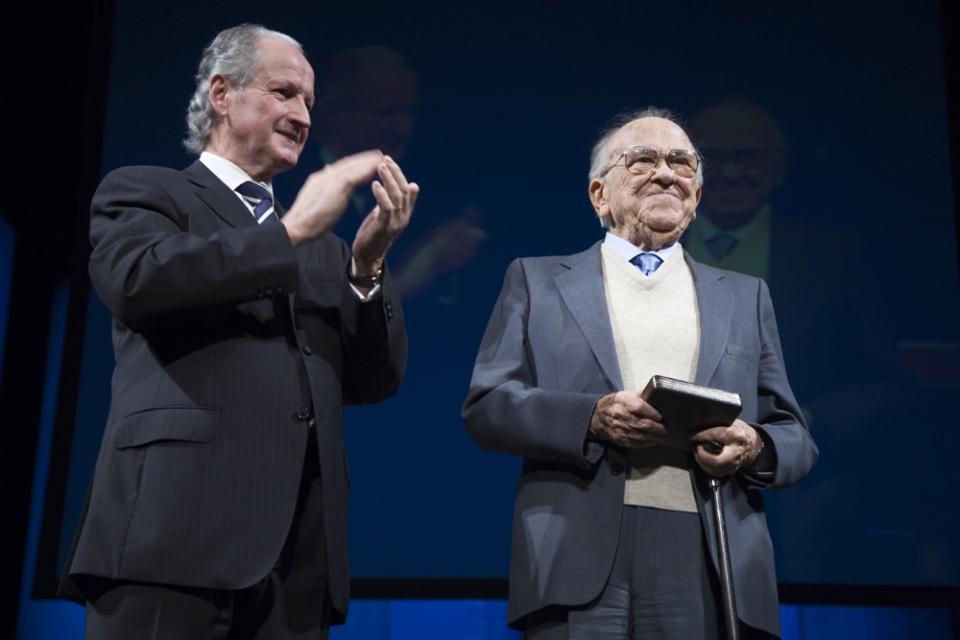 Santiago Carrillok Sabino Arana Fundazioaren Sarietako bat jaso zuen 2007an. Argazkia: SAF