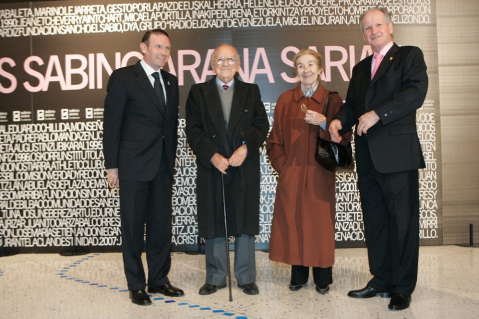 Juan Jose Ibarretxe, Santiago Carrillo, Carmen Menéndez eta Juan Mari Atutxa Sabino Arana Fundazioaren Sarietan. Argazkia: SAF