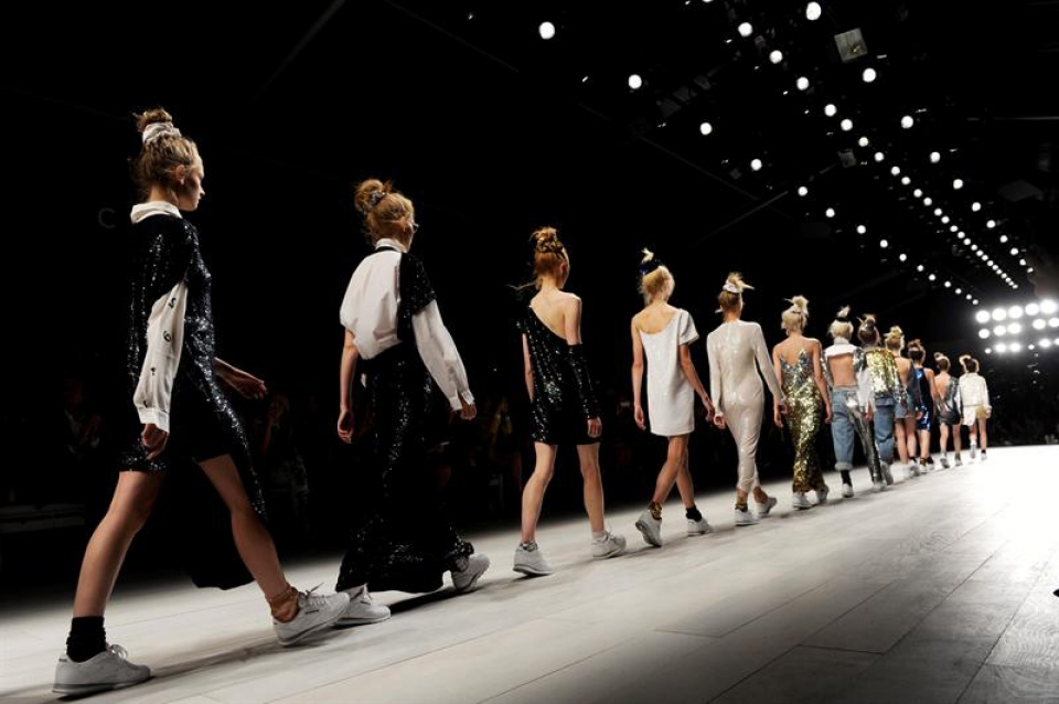 Zenbait modelok Ashishen proposamenak erakutsi ditu Londreseko modaren astean. Argazkia: EFE