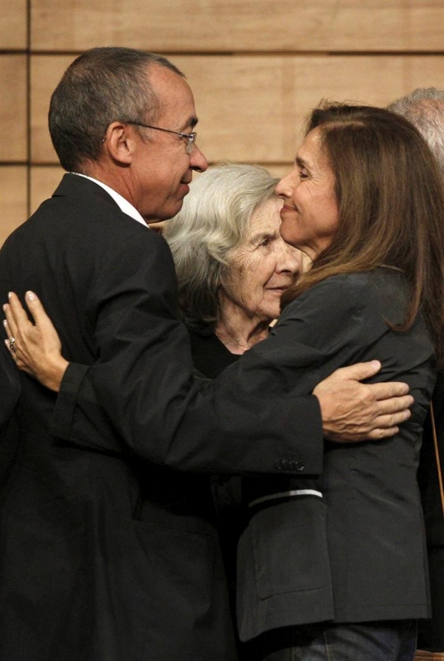 Ana Belenek Carrilloren semeari agurtzen. Argazkia: EFE