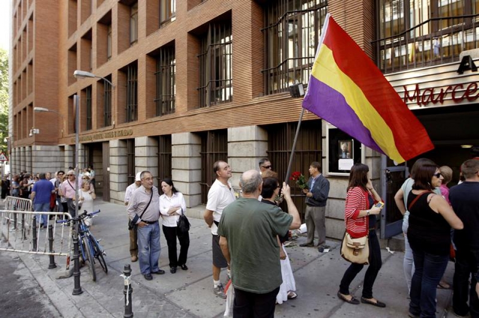 Ehunka lagunek azken agurra eman nahi izan diote Carrillori. Argazkia: EFE