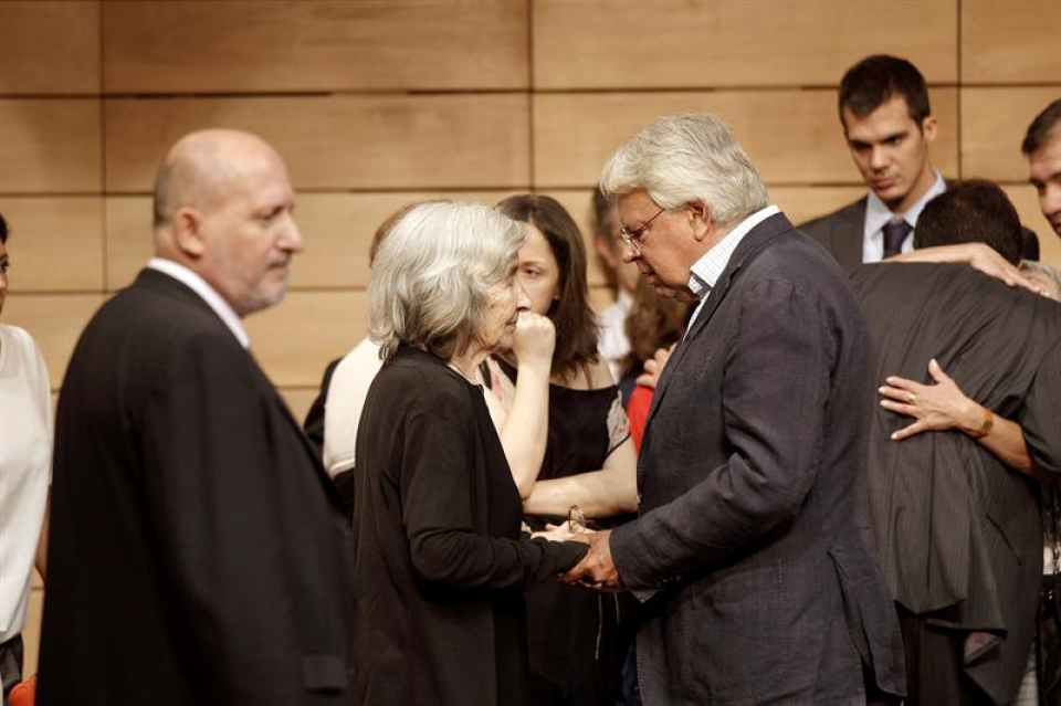 Felipe Gonzalez eta Carmen Menéndez Carrilloren alarguna. Argazkia: EFE