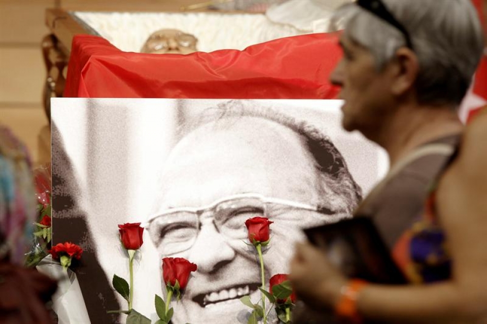 Ehunka lagun azken agurra eman diote Carrillori. Argazkia: EFE