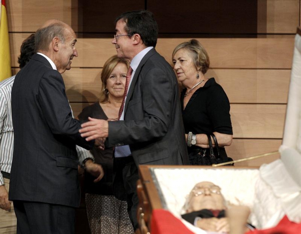 Miquel Roca Junyet eta Jose Carrillo, Carrilloren semea. Argazkia: EFE