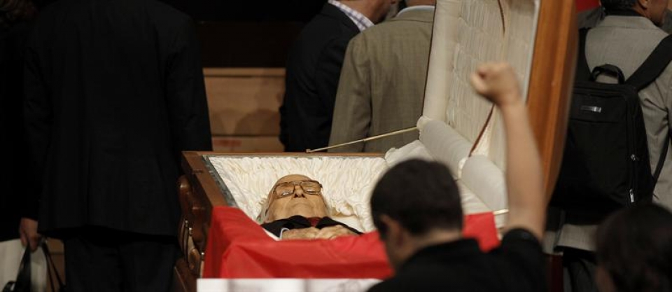 Gizon batek azken agurra eman dio Carrillori. Argazkia: EFE