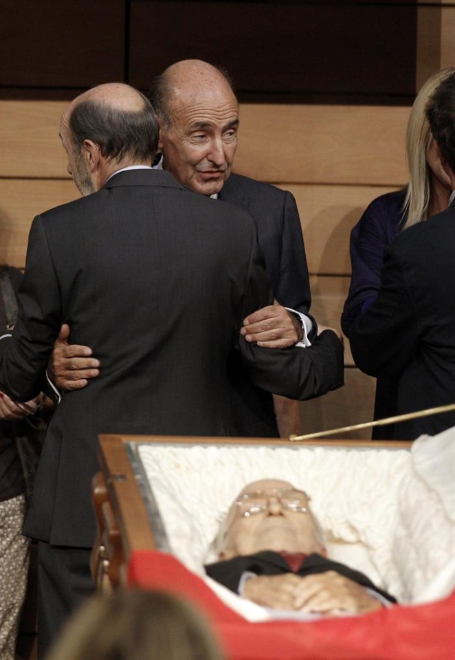 Miquel Roca Junyet eta Alfredo Perez Rubalcaba. Argazkia: EFE