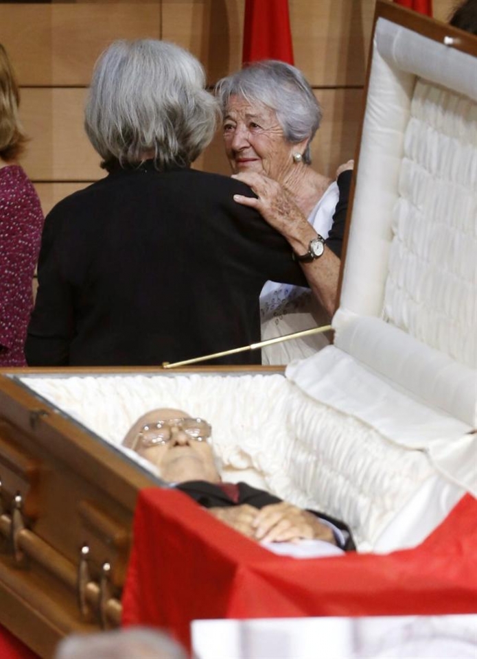 Asuncion Balaguer aktoreak Carrilloren alarguna agurtu du. Argazkia: EFE