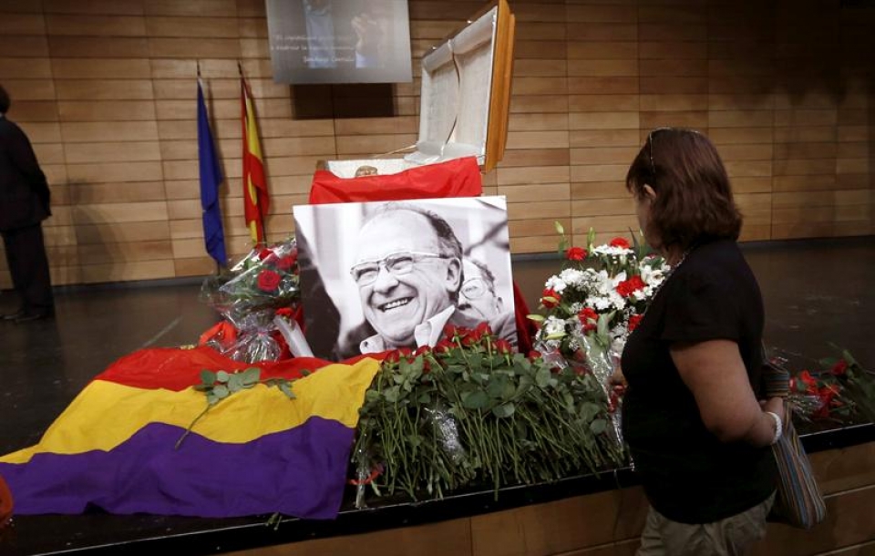 Emakume batek azken agurra eman dio Carrillori. Argazkia: EFE