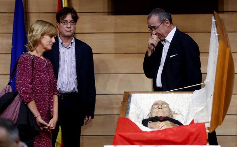 Gemma Nierga kazetariak azken agurra eman dio Carrillori. Argazkia: EFE