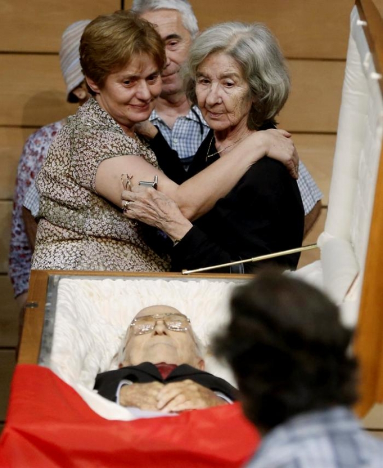 Emakume batek Carrilloren alargunarekin. Argazkia: EFE