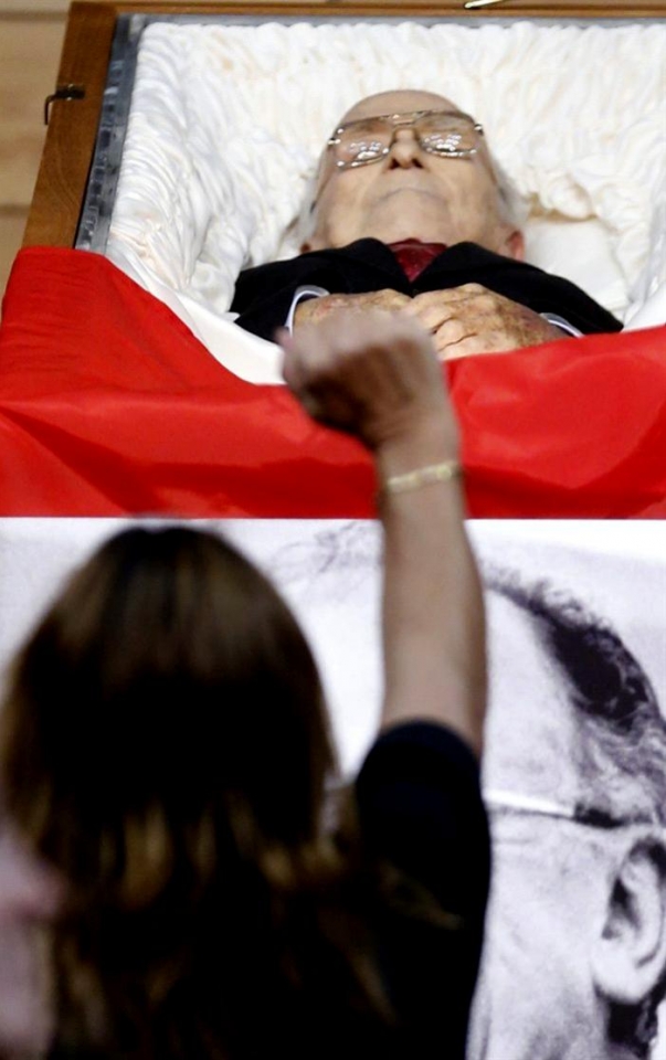 Emakume batek azken agurra eman dio Carrillori. Argazkia: EFE