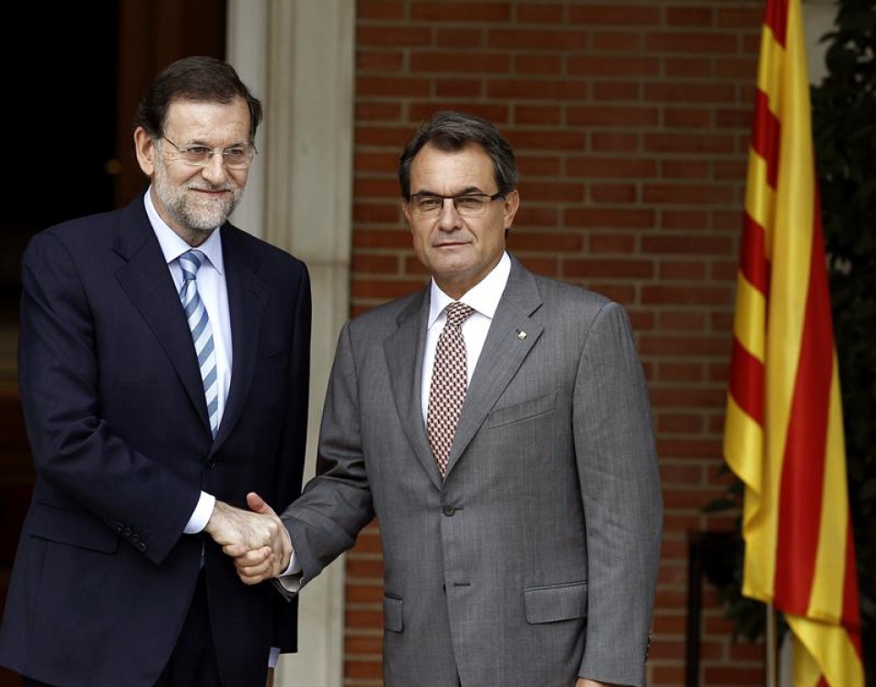 Mariano Rajoy eta Artur Mas elkar agurtzen, Moncloako jauregian sartu baino lehen. EFE