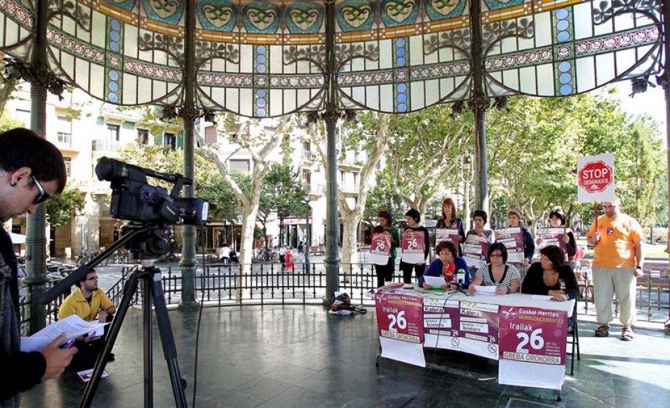 Representantes de los sindicatos ELA, LAB, STEE-EILAS y ESK en la rueda de prensa. 