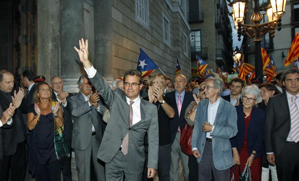Jarraitzaileek txaloka egin zioten harrera atzo Artur Masi, Mariano Rajoyrekin batzartu eta gero EFE