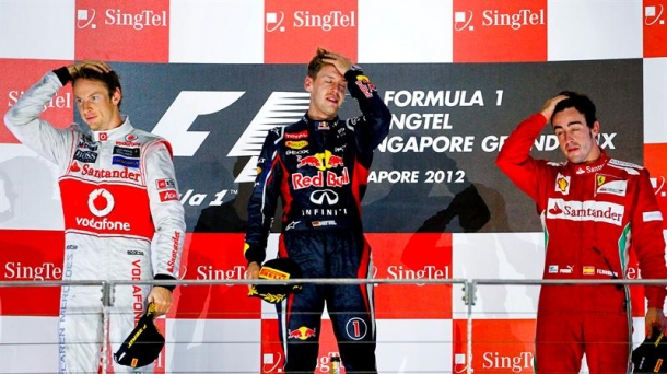 Vettel (irabazlea), Button (bigarren) eta Alonso (hirugarren) Singapurreko Sari Nagusiko podiumean. Argazkia: EFE