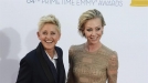 La presentadora Ellen DeGeneres y su mujer, en los premios Emmy 2012. Foto: EFE title=