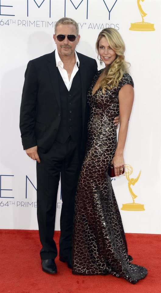 Kevin Costner y su mujer, en los premios Emmy 2012. Foto: EFE