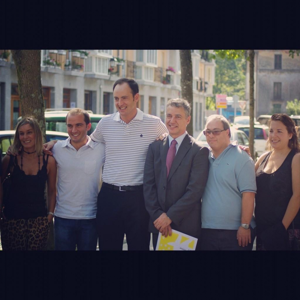 Iñigo Urkullu Izarbide Elkarteko kide batzuekin, Markina-Xemeinen. Argazkia: Twitter Urkullu