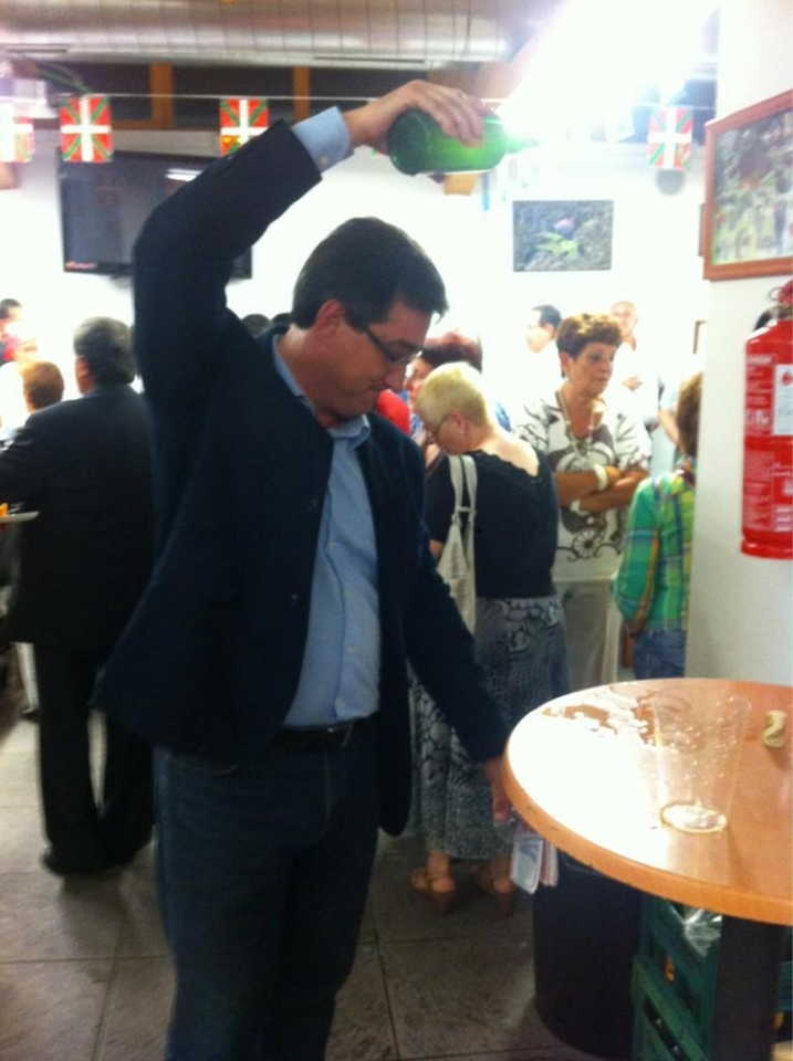 Gorka Maneiro Gasteizen dagoen Asturiasko elkartean izan da, Nacho Prendesekin. Argazkia: Twitter Gorka Maneiro