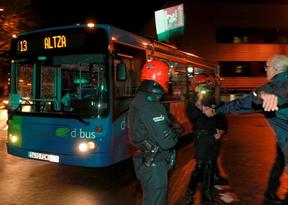 Agentes de la Ertzaintza controlan un piquete informativo en las cocheras de los autobuses municipales de San Sebastián. (Foto: EFE)