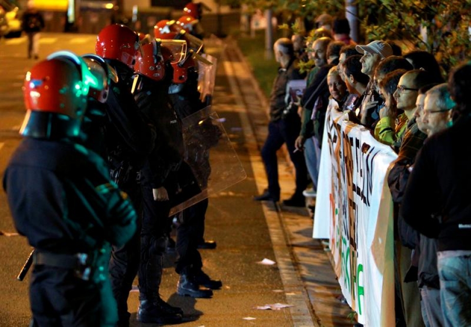 Agentes de la Ertzaintza controlan un piquete informativo en las cocheras de los autobuses municipales de San Sebastián. (Foto: EFE)