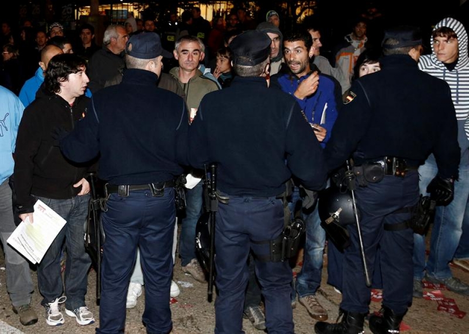 Efectivos de la Policía Nacional, junto a piquetes informativos en Mercairuña. (Foto: EFE)