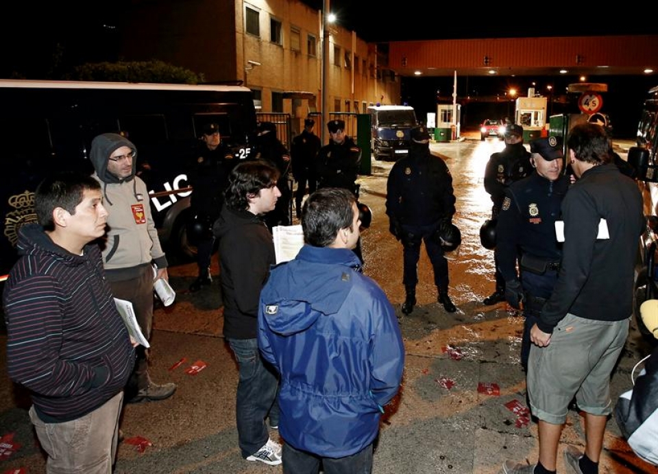 Efectivos de la Policía Nacional, junto a piquetes informativos en Mercairuña. (Foto: EFE)