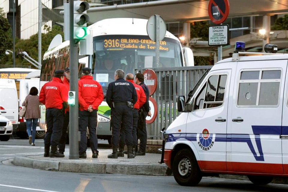 Agentes de la Ertzaintza vigilan Termibus, la estación de autobuses de Bilbao. (Foto: EFE)