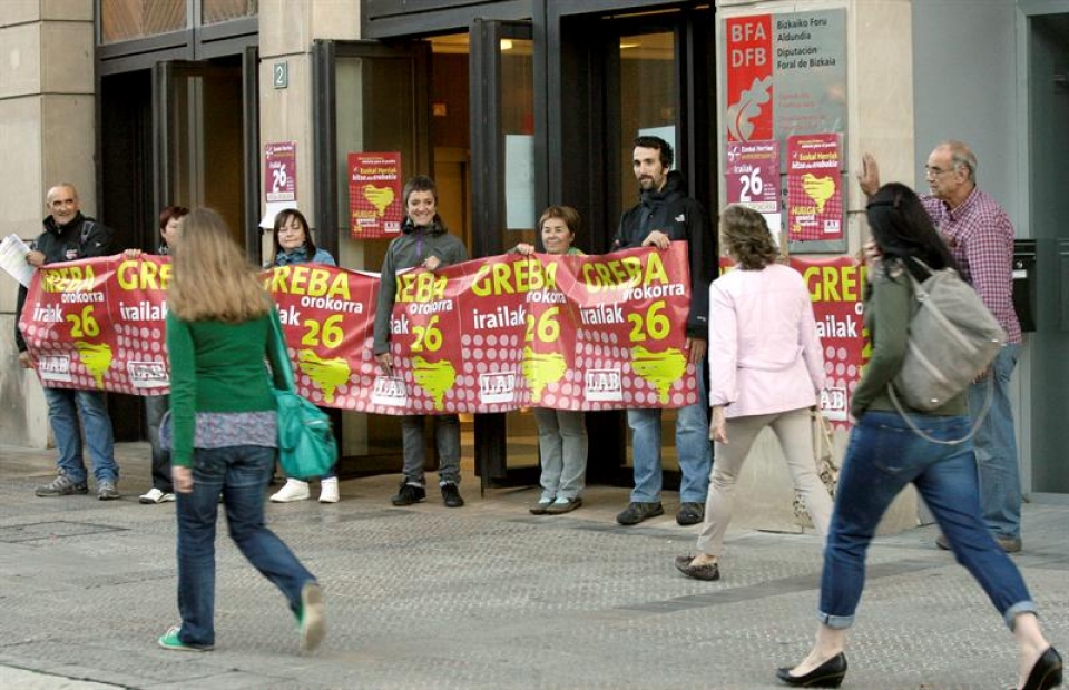 Piquetes informativos a la entrada de la Hacienda Foral de Bizkaia, en Bilbao. (Foto: EFE)