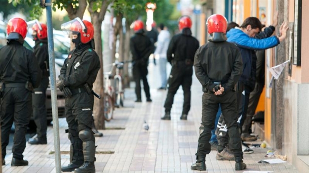  Los agentes de la Ertzaintza detuvieron a cinco personas durante la jornada de huelga. Foto: Efe