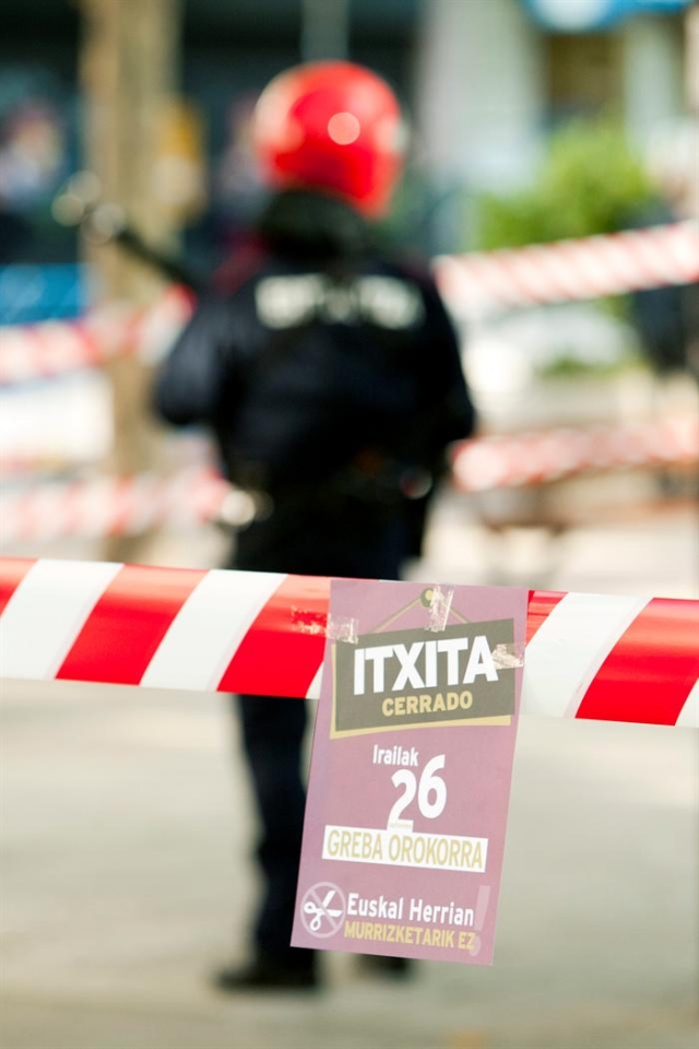 Agentes de la Ertzaintza en Vitoria-Gasteiz. (Foto: EFE)