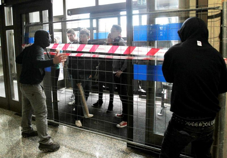 Varios piquetes de estudiantes cierran las puertas de la Universidad Pública de Navarra a docentes y universitarios. (Foto: EFE)