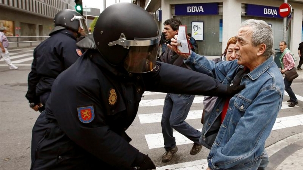 l diputado de Amaiur por Navarra, Sabino Cuadra, es empujado por un Policía Foto: Efe