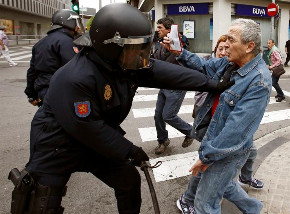 l diputado de Amaiur por Navarra, Sabino Cuadra, es empujado por un Policía Foto: Efe